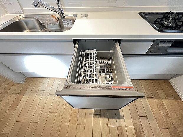 【食洗器 Panasonic製システムキッチン 】【食洗機】コスパのよい優秀家電。時間・水道代の節約ができ、手が荒れず、お肌やネイルも守ります。高温度で洗うので油汚れもしっかり落とせて便利です。満足度の高い設備のうちの1つです。