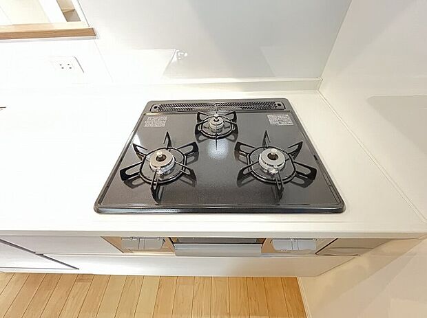 【3口コンロ Panasonic製システムキッチン】同時に複数の料理が調理できる3口コンロ。焼く・蒸す・煮るなどの工程を同時進行で進めることができるので、凝った料理の作業効率アップはもちろん鍋を移動する回数が減り、無駄な動きを軽減することができます。