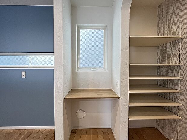 【パントリー・カウンター 9号棟】【パントリー】
キッチン横には便利な可動棚を設置。調理器具までスッキリ収まり、まとめ買いをしても食品の在庫が一目で分かりやすく、取り出しもスムーズです。収納力があり日々のプチストレスを軽減してくれます。
【カウンター】
キッチンエリアに設置された小さなカウンターは、タブレットやPCでレシピを検索したり、でき上がった料理をインスタにアップしたり…。そばにちょっとした作業ができるフリースペースです。簡易的なテレワークスペースとしての利用も可能です。キッチンがより楽しく快適な場所になりそうですね。