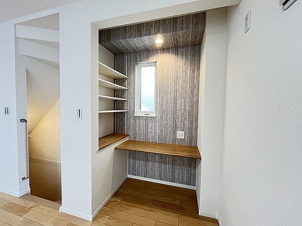 【テレワークスペース 9号棟LDK】働き方改革やライフスタイルの多様化、在宅勤務が浸透し始めた社会では、「住まい」の重要性は増し、進化を求められています。これからの住宅は、快適な生活だけでなく快適に働くための環境を兼ね備えた「住まい」でなくてはなりません。TAKI HOUSEでは、在宅ワークに使えるテレワークスペースを積極的に取り入れています。カウンタータイプになっているので、心地の良い椅子を置いてリモート会議や資料を揃えての作業に適しています。また、書斎や趣味のスペースとして利用するほか、お子様の学習スペースとしてのご利用にも。