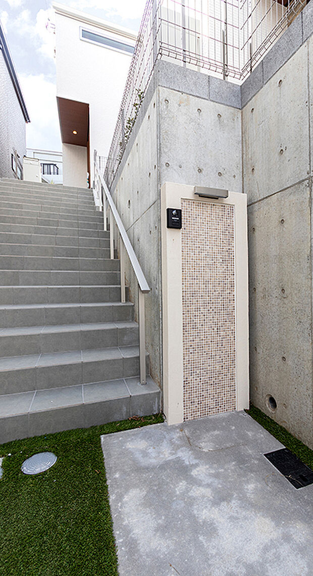 【現地写真(2025年1月21日現在）】心地よく住むためのノウハウとアイデアを、デザインのプロが監修。暮らしやすさにお洒落かわいいデザインをプラスした“自然素材の優しい家。ご見学や資料請求等、お気軽にお問合せ下さい！0120-938-226