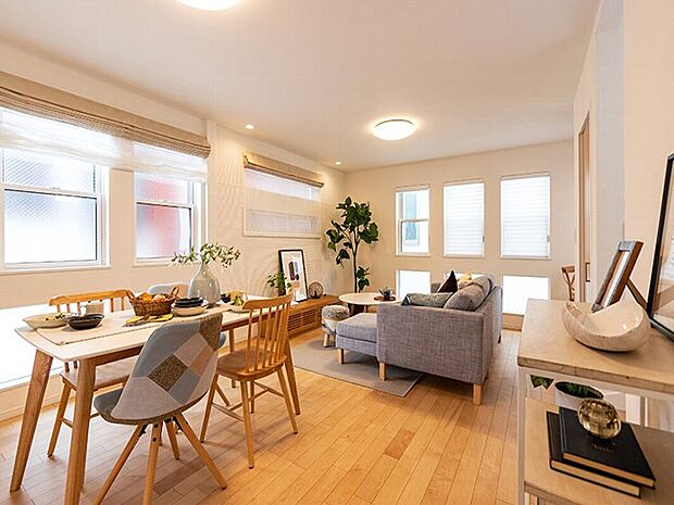 【【施工例】TAKIHOUSE　リビング　】2階のLDKはフロア全てを使い、広さを演出しています。収納の少ない部屋をいくつも設けるより、大きな収納をたくさんつけた広々ゆとりのLDKプランをご提案しています。