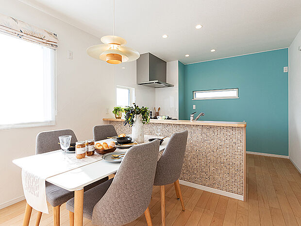 【【施工例】TAKIHOUSE キッチン】ダイニングは家族がいっしょに過ごす大切な空間です。料理をしながら家族の顔が見えるカウンターキッチンとダイニング、そして天然木のぬくもりに包まれた明るいリビングが続く、家族のやさしい絆が深まります。