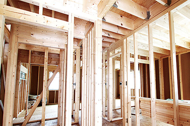 【TAKIHOUSE■建物は独自に進化させたハイブリッド2×4】床・壁・天井を「面」で支えるため地震や風に強く、隙間ができにくいので気密性や断熱性にも優れた「2×4工法」。
当社では、さらに外壁パネルに構造用パーティクルボード材を、床にはねじれやゆがみが出にくい「剛床工法」を採用することで、耐震性・耐火性・耐水性をUP。
どんな“もしも”においても快適な住まいが守れるよう改良を重ねています。工法・材質にもこだわりを気密性が高く火が燃え広がりにくい2×4工法。壁内部には石こうボード、断熱材は不燃性のグラスウールを使用し、防火力を高めています。(当社施工例)
