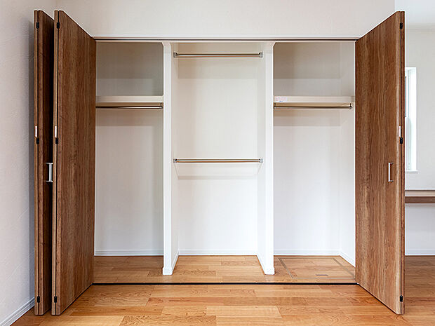 【大型システムクローゼット (施工例)】主寝室にある大きなウォークインクローゼットは、お洋服がたくさんあるご家族に魅力。大量に荷物をしまうことができるので、いつでも片付いたお部屋が保てます。