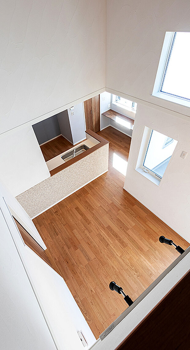 【-】開放感のある勾配天井の2階リビングはゆとりの天井高を持たせ、快適な空間を演出しております。大きな窓から降り注ぐ採光も魅力の1つ。一戸建ならではの根強い人気の間取です。