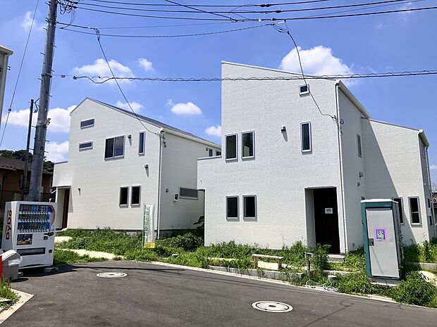 【現地写真(2025年7月現在）1期外観】賢く健やかに、お子さんの成長を見守る自然素材。機能性重視、流れるような家事動線と子育て目線のアイデア満載プラン。女性目線のきめ細やかな優しいプランニング。