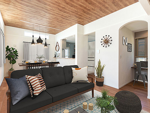 【リビングダイニングキッチン（施工例）】リビングにはテレワークスペースを配置しました。お子様の勉強スペースや家族の家事の合間の休憩場所など、パソコンも置けるカウンターなので様々な用途として利用できます。