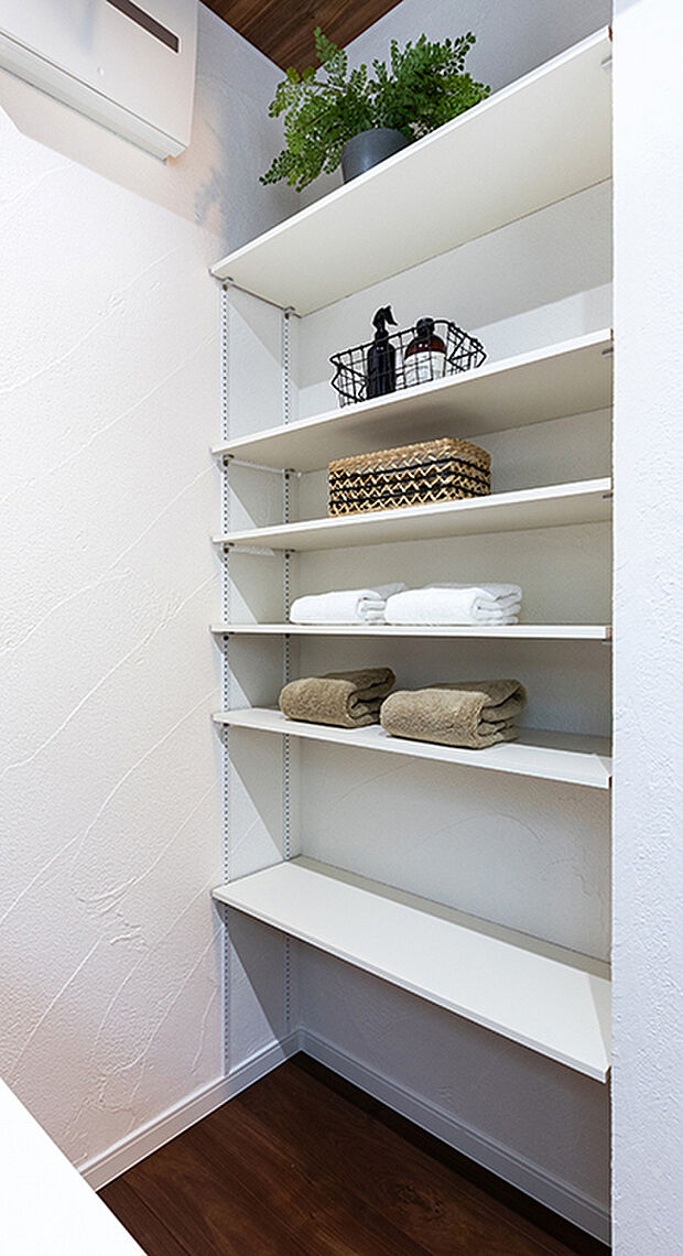 【-】タオルやランドリーグッズ、バスグッズなどの収納に便利なオープンラックです。ドライヤー、コテなどのヘアケア用品などを置いても便利です。下着を収納しておけば入浴後の身支度もスムーズに行なえますね。