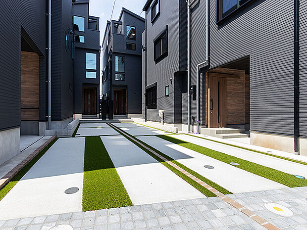 【駐車スペース 2025.6.22撮影】駐車スペース 「自分が住むならどうするのがベストか?」を細部まで考え、自分の家を建てるように1棟1棟心を込めて仕上げています。ようこそ、TAKIHOUSEの女性にやさしい、自然素材の家へ