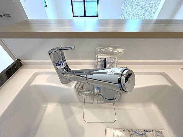 【浄水器】キッチンには浄水器を標準装備。最近は水を飲むという場面以外にも料理で使用したり、野菜を洗う場合もキレイな水で洗いたいという人が増えてきています。