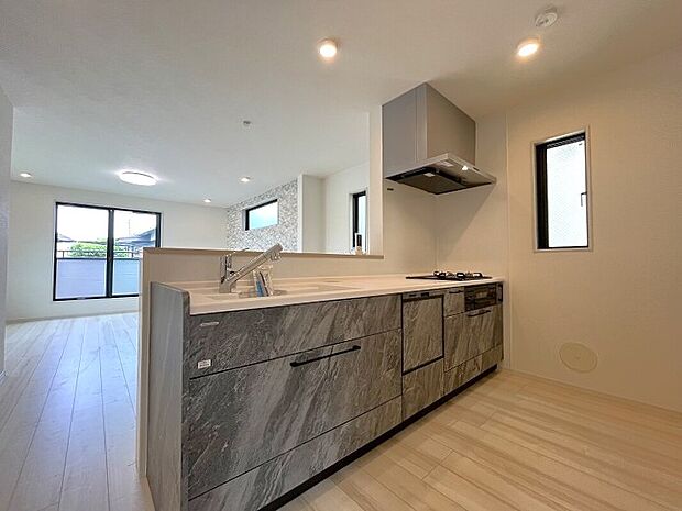 【キッチン】キッチンからリビングを見渡せるので、お子様を安心して遊ばせながら家事ができますね!リビング学習をするお子様にも声がかけやすい自然な距離感です。