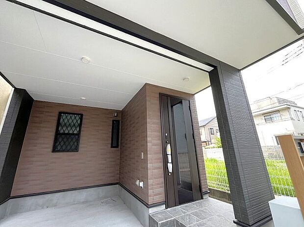 【外観 2025.07撮影】玄関ドアとエクステリアのコントラストが素敵な印象。屋根があるので雨や雪の日でも濡れずに傘をさせたり、訪問者の対応の際にも役立ちます。