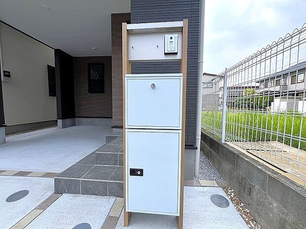 【ポスト 2025.07撮影】ワイドで大容量のポスト。