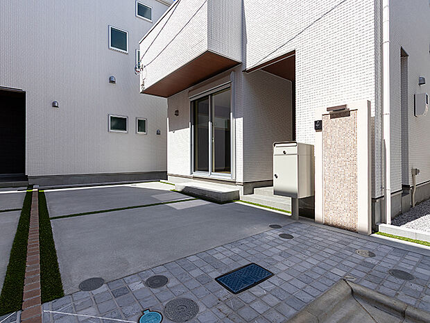 【ブランピュール東山田 現地 2026.03.16】道路:4号棟南東側・5号棟東側約4.5m位置指定道路/西側9m道路 設備:東京電力・都市ガス・公営水道・本下水 販売戸数:全5棟のうち3棟(今回販売2期3棟)