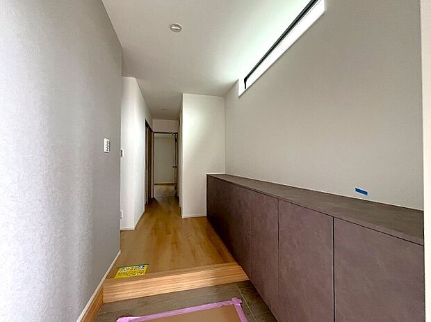 【-】【玄関ホール】
やわらかい木目調の色合いが優しい空間を演出してくれます♪居住者の帰り、訪れる方を優しく迎える・安らぎに満ちた生活空間を予感させます。「ただいま」と「おかえり」が行き交う場所。