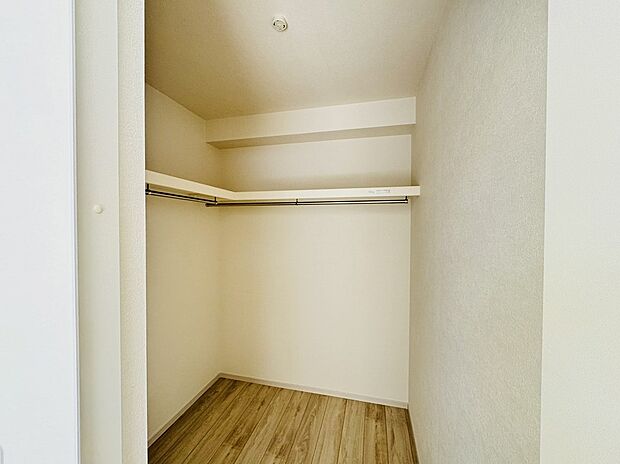 【4LDK+SIC+WIC+パントリー】整理整頓して快適に暮らすため、収納はいくらあっても困りません。大型のウォークインクローゼットを装備。たっぷりの収納スペースのウォークインクローゼットで快適に暮らせそうです。