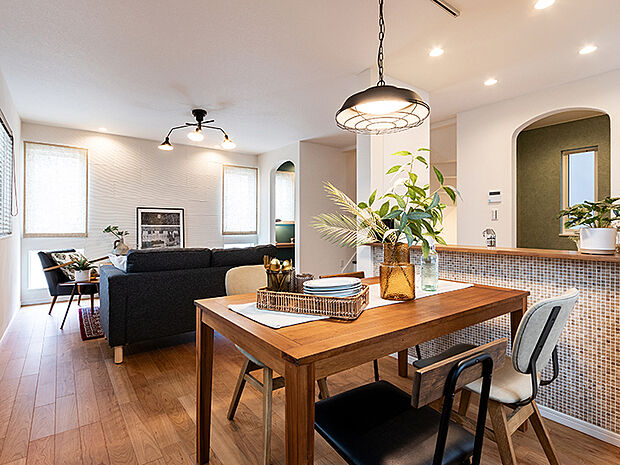 【ダイニング (施工例)】ダイニングは家族がいっしょに過ごす大切な空間です。料理をしながら家族の息吹を感じる配置のキッチンとダイニング、ぬくもりに包まれた明るいリビングへ繋がる間取。家族のあたたかな絆が深まります。