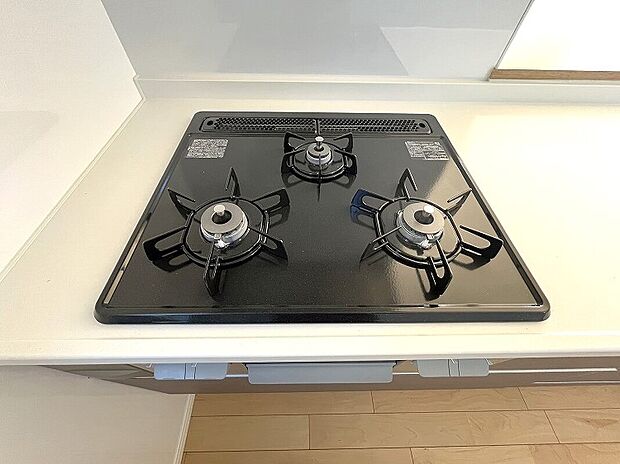 【3口コンロ Panasonic製システムキッチン】同時に複数の料理が調理できる3口コンロ。焼く・蒸す・煮るなどの工程を同時進行で進めることができるので、凝った料理の作業効率アップはもちろん鍋を移動する回数が減り、無駄な動きを軽減することができます。