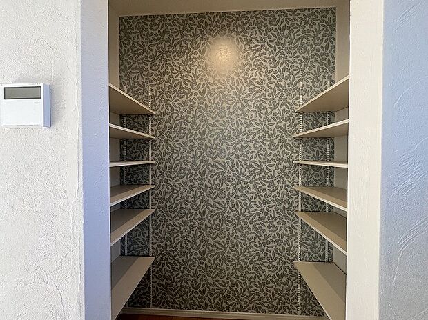 【パントリー 2号棟】【パントリー】
キッチン横には便利な可動棚を設置。調理器具までスッキリ収まり、まとめ買いをしても食品の在庫が一目で分かりやすく、取り出しもスムーズです。収納力があり日々のプチストレスを軽減してくれます。