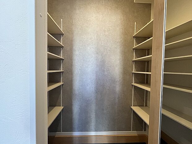 【シューズクローゼット】【住まいの顔、玄関は豊富な収納ですっきりと】
ゆったりとした玄関ホール。広い玄関は、家族全員で出かける際も、一斉に靴を履くことができて便利です。小さなお子様がいる家庭では、靴の脱ぎ履きに時間がかかる場合でも、親御さんがじっくりサポートでき、使い勝手がよくなります。玄関収納は、可動棚の高さを調節することで、大きめのブーツなどもきれいに収まり、いつでもきれいな玄関を保てます。