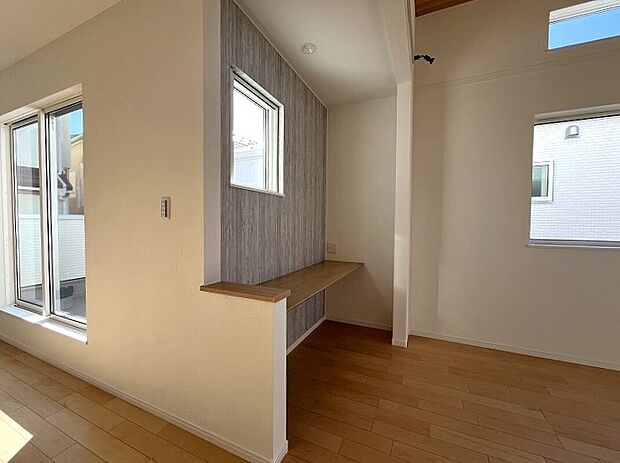 【-】お気に入りの椅子を置き、リモート会議や資料を揃えての作業に適しています。働き方改革やライフスタイルの多様化、在宅勤務が浸透し始めた社会に対応。もちろん、お子様の勉強机にもなるのでリビング学習にも。