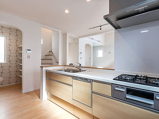 【キッチン(施工例)】食事の受け渡しが楽にできる明るい対面式キッチン。オープン型キッチンは、リビングやダイニングが壁で遮られていないので、 広々とした開放感のある空間が実現。ご家族やお客様との会話が楽しめます。