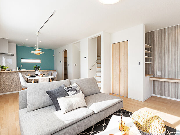 【リビング・ダイニング（施工例）】夏は涼しく、冬はあたたかい、快適な暮らし。大きな窓からは快適な光を取り入れ、通気性能を上げる事で居心地の良い空間を演出します。ＴＡＫＩ ＨＯＵＳＥの家は天然素材を使用し、年中居心地のよい住宅を提供。