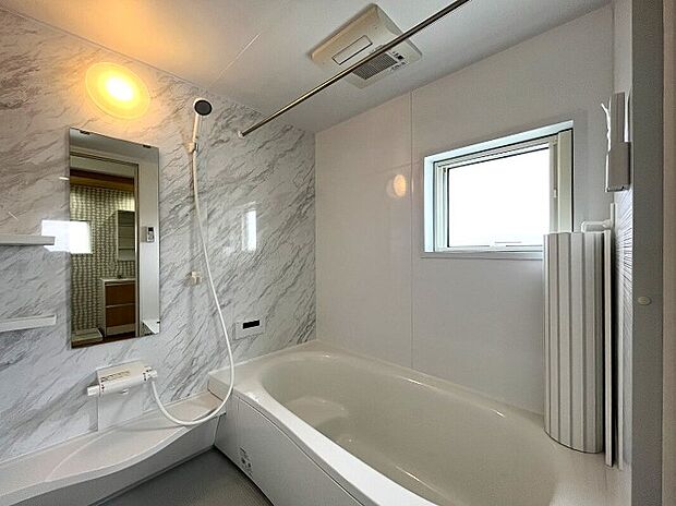 【-】きれいが続く「オフローラ」シリーズ。1坪サイズが標準の広々とした浴室。毎日のんびりお風呂に入れます。おそうじがラクになる「スゴピカ素材(有機ガラス系)」を使用し、浴槽やカウンター・水栓も拭くだけでキレイに。床は隅に目地がないので汚れが落としやすく、防水性の高い「スミピカフロア」。ドアにも工夫があり換気性能とお掃除性を両立。換気口と上部に移動し、ドア縁のパッキンがないからカビが生えにくくなっています。もちろん浴室換気乾燥暖房機も付いているので、梅雨の時期でも寒い冬でも1年中快適なバスルームです。