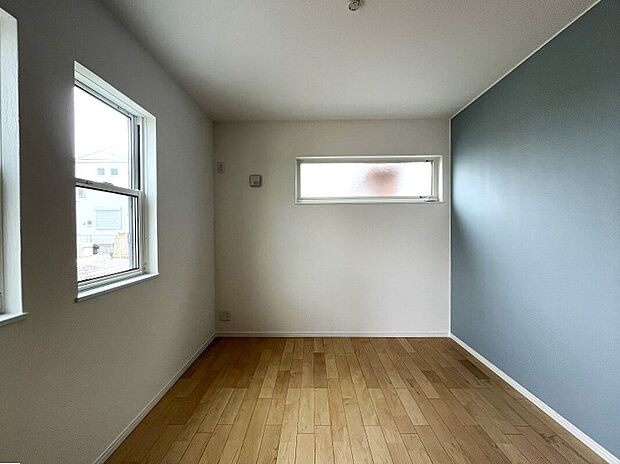 【-】【快適なプライベートタイムを過ごせる主寝室】
主寝室は7.25畳以上を確保、ご夫婦のアイテムが収納できるウォークインクローゼットを標準装備。収納家具を置かなくて済むので、室内はすっきり心地よく過ごせます。カラーのアクセントクロスを採用しています。壁紙が全て同色であるときよりもメリハリが生まれ、部屋全体を広く見せる効果も期待できます。白一色の単調になりがちなお部屋もおしゃれ感が格段にアップ!リラクゼーションを高めるグリーンや、落ち着いた印象を与え空間に馴染みやすいグレー系など、視覚的効果は多彩。