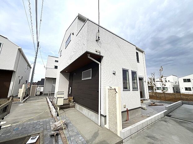 【ブランピュール中山3期 2025年1月27日撮影】全居室に収納付き。室内の壁には漆喰、フローリングには天然木を採用するなど暮らしにやさしく仕上げています。それぞれの家庭のそれぞれの生活スタイルに合った、快適で楽しい暮らしを叶えます♪