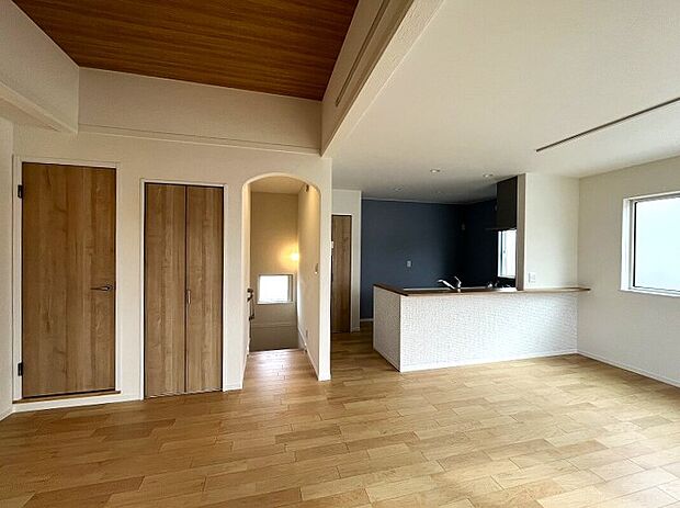 【 TAKIHOUSE リビング ※26号棟】「女性にやさしい自然素材の家」をコンセプトに1棟1棟丁寧に作りました。家族みんなが心地よく過ごせるよう、勾配天井と窓を多く取り入れ明るい、そして開放感タップリのリビングに仕上がりました