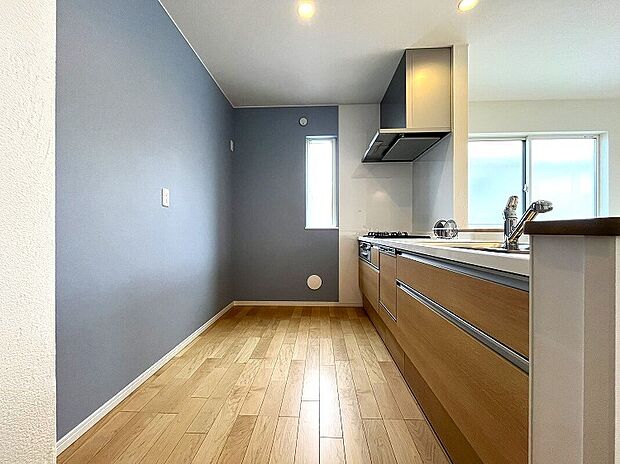 【 TAKIHOUSE キッチン ※26号棟】リビングにいる家族とコミュニケーションがとりやすい、人気のオープンキッチンを採用。小さなお子さんがリビングにいても目が届くので安心。来客時には会話を楽しみながらお茶の準備ができます。