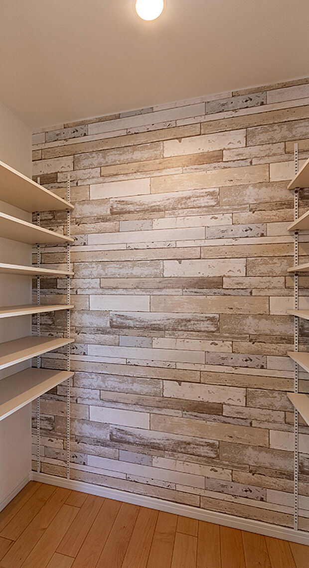 【-】食事の受け渡しが楽にできる明るい対面式キッチン。オープン型キッチンは、リビングやダイニングが壁で遮られていないので、 広々とした開放感のある空間が実現。ご家族やお客様との会話が楽しめます。さらに、食料品のストックや食器・調理器具などをすっきりと収納できるパントリーを全棟に設置。食品の在庫も「見える化」されて、分かりやすく取り出しもスムーズにできます。壁は色彩豊かなアクセントクロスで素敵に演出。