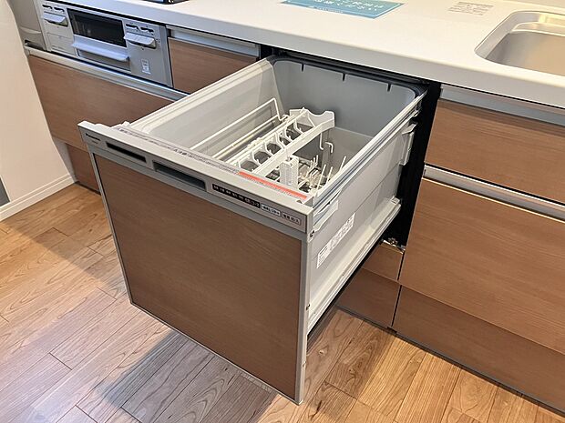【-】スマートなビルトインタイプ。洗浄から乾燥までワンタッチでできる食器洗い乾燥機を標準装備。PANASONICの「エコナビ」は、従来の「汚れセンサー」と「食器量センサー」に加え「室温センサー」を搭載し、ヒーターの加熱時間を最適化するなど、さらに進化して快適に。家事の時間を短縮し、優れた節水・節電効果で省エネ性もアップしています。ネイルや手先を守ってくれる優秀家電。肌の弱い方でも安心です。高温度で洗うので油汚れもしっかり落とせます。で省エネ性もアップ。スマートなビルトインタイプです。