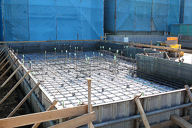 【TAKI HOUSE■基礎は独自基準の「ベタ基礎」を用】地面と建物とのつなぎ部分(基礎)一面に鉄筋コンクリートを流し込み、建物を面全体で支える「ベタ基礎」。
耐震性に優れ、湿気に強く、シロアリ被害も起こりにくいというメリットがあります。TAKI HOUSEの「ベタ基礎」は、さらに建物の土台と壁を支える部分の高さや厚みを増すことで、建物の強度や耐久性を高めています。TAKI HOUSEのベタ基礎
立ち上がり部分は、当社では従来120mmとされる厚みを150mmに、300mmとされる高さを400mmで施工。耐震&耐久性をUPさせています。(当社施工例)