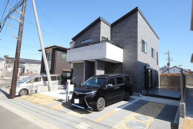 １階にはタイルデッキを設置。夏場はお子様の水遊びなどを楽しめます！前面道路から玄関まで空間があるため、お子様が外出する際も安心。（建物プラン例。建物価格／1540万円 建物面積／92.74m2）