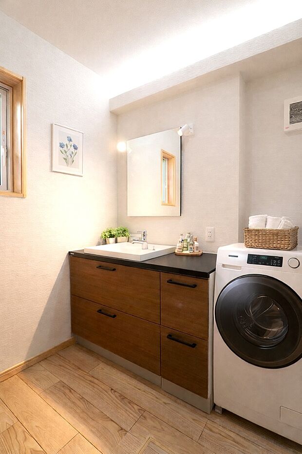 洗面（モデルハウス）身支度からリフレッシュまで快適に使える洗面空間。清潔感と機能性を兼ね備えた設計です。