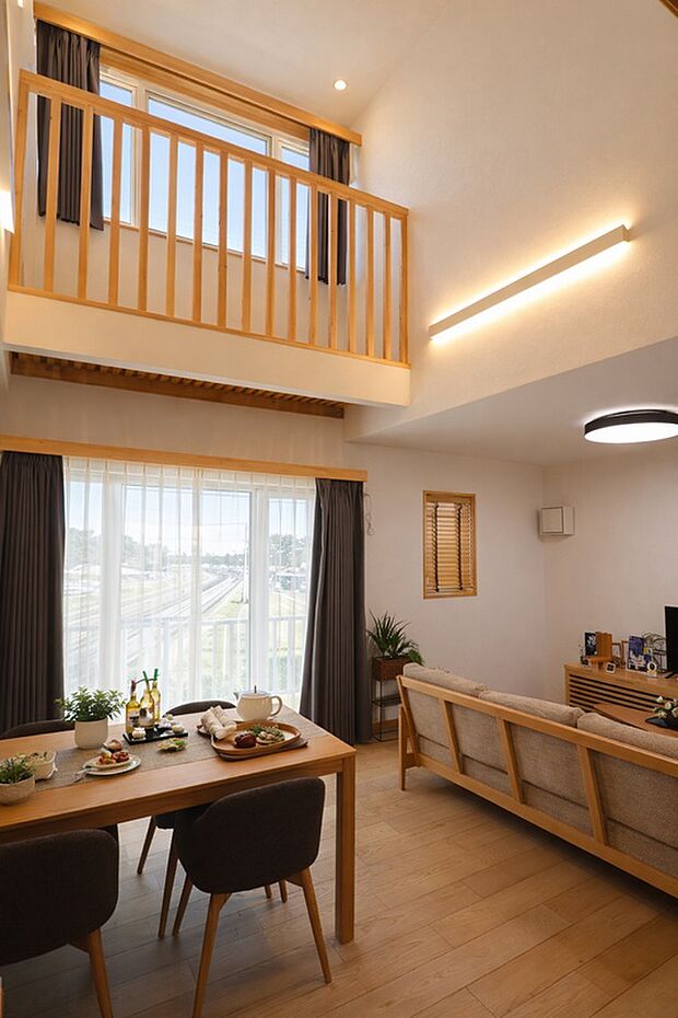 吹抜けから降り注ぐ光が、家族の時間を明るく包み込む開放感あふれるリビング。