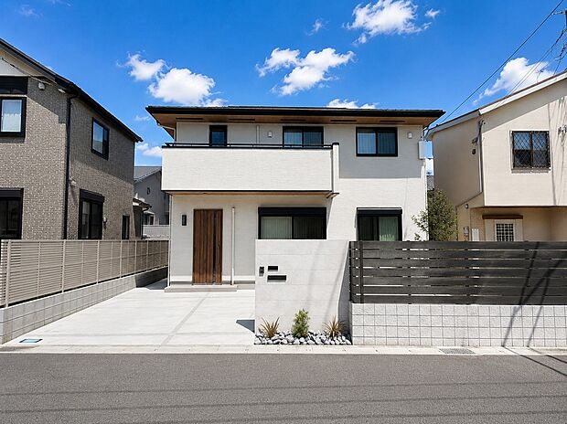施工例外観　明るく洗練されたモダンな住まい。