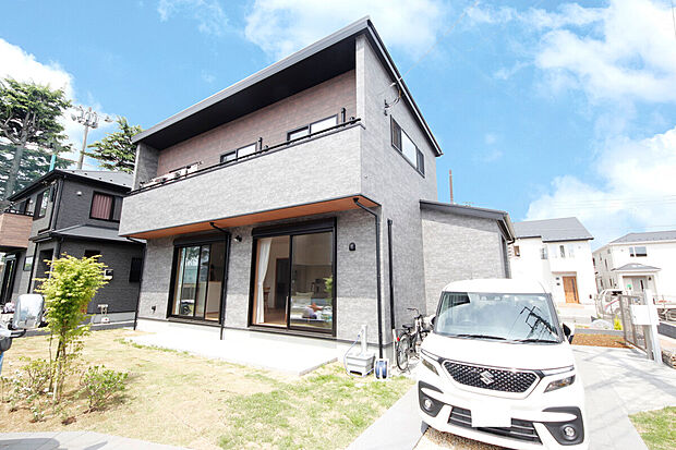 【外観施工例】2階はワイドバルコニー、お庭も広々の間取り設計。お子様がお庭で遊んでいるのをリビングから見守ることができます。（建物プラン例。建物価格／1540万円 建物面積／92.74m2）
