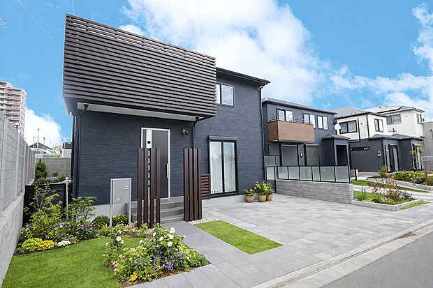 【外観施工例】ルーバーバルコニーが印象的な外観、プライバシーと開放感を両立した邸宅。