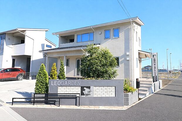 【外観（モデルハウス）】やわらかなアイボリー外壁、バルコニー付きの明るく開放的な住まい。表情豊かなホワイト外壁に石調バルコニー、上品さ際立つモダン邸宅。
