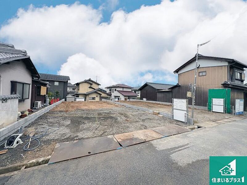 周辺は落ち着いた街並みの住宅地！子育てがしやすい住環境です！まだ未完成ですが、現地でしかわからない事もございます。是非一度ご覧ください。