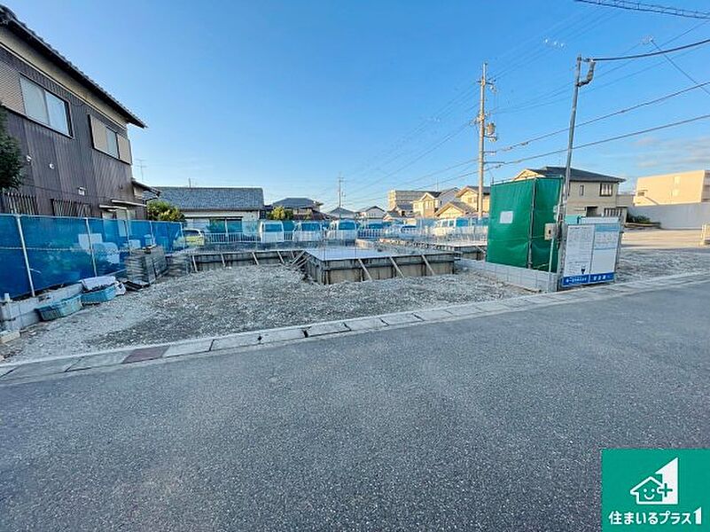 周辺は落ち着いた街並みの住宅地！子育てがしやすい住環境です！まだ未完成ですが、現地でしかわからない事もございます。是非一度ご覧ください。