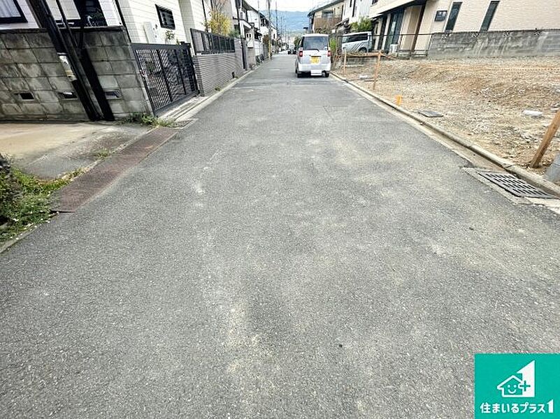 周辺は落ち着いた街並みの住宅地！子育てがしやすい住環境です！まだ未完成ですが、現地でしかわからない事もございます。是非一度ご覧ください。