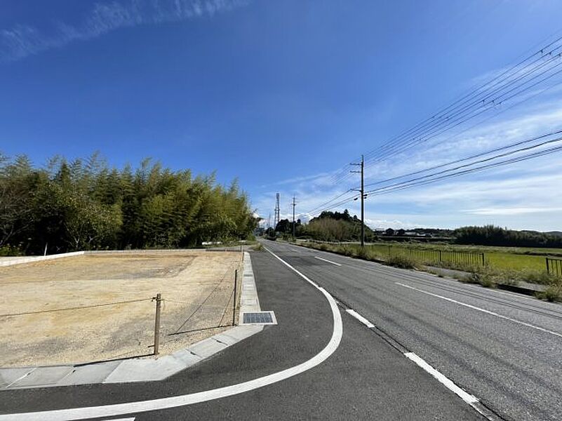 周辺は落ち着いた街並みの住宅地！子育てがしやすい住環境です！まだ未完成ですが、現地でしかわからない事もございます。是非一度ご覧ください。