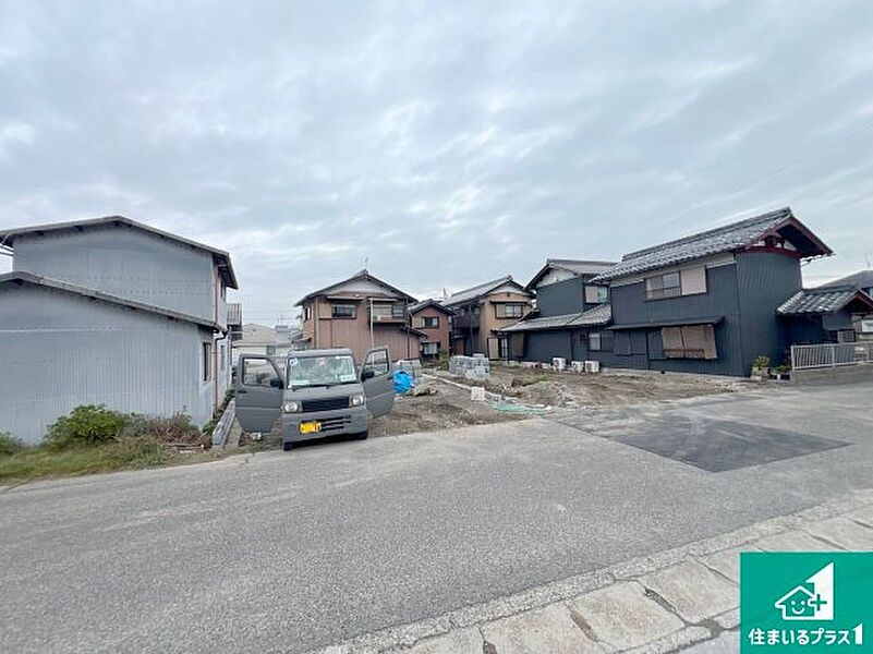 周辺は落ち着いた街並みの住宅地！子育てがしやすい住環境です！まだ未完成ですが、現地でしかわからない事もございます。是非一度ご覧ください。