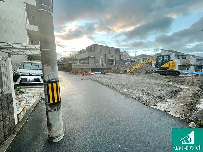 周辺は落ち着いた街並みの住宅地！子育てがしやすい住環境です！まだ未完成ですが、現地でしかわからない事もございます。是非一度ご覧ください。