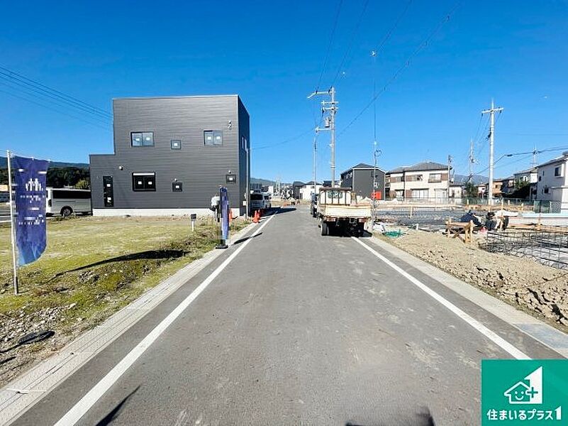 周辺は落ち着いた街並みの住宅地！子育てがしやすい住環境です！まだ未完成ですが、現地でしかわからない事もございます。是非一度ご覧ください。